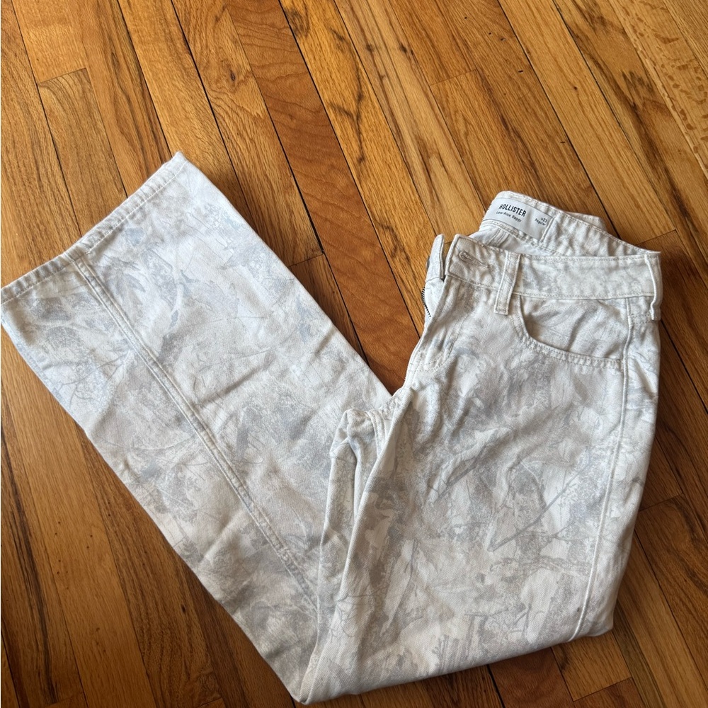 Hollister Cream Low-Rise Baggy Jeans